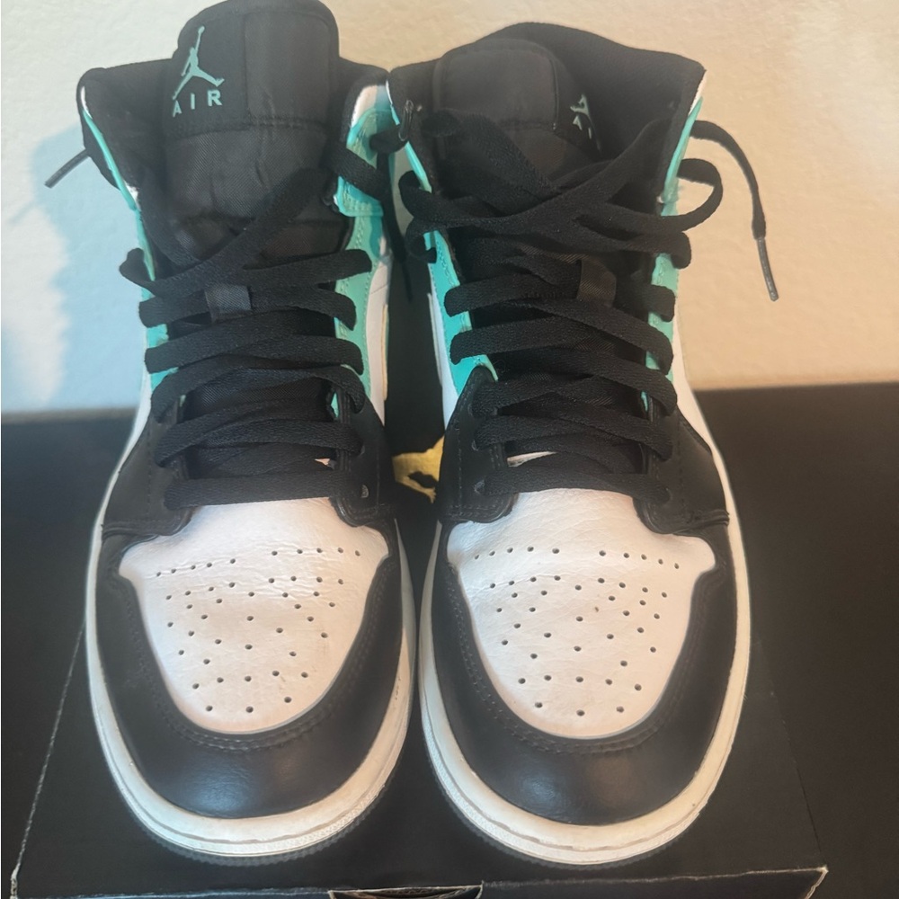 Air Jordan 1 mid Black and WhiteMint Sneakers